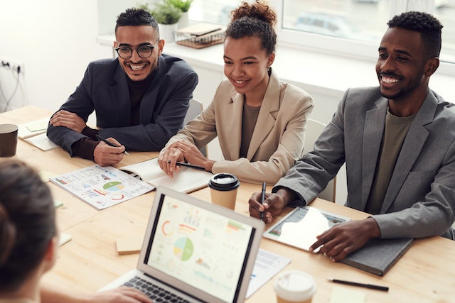 Sensibilisez votre personnel sur les risques potentiels et les bonnes pratiques à adopter.